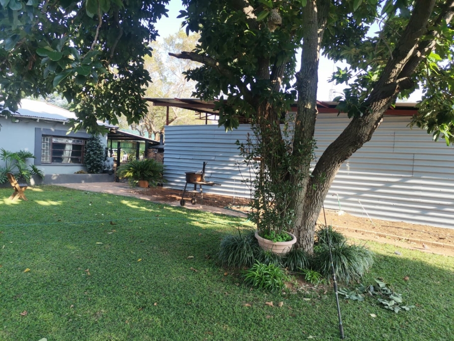 6 Bedroom Property for Sale in Lusthof Gauteng