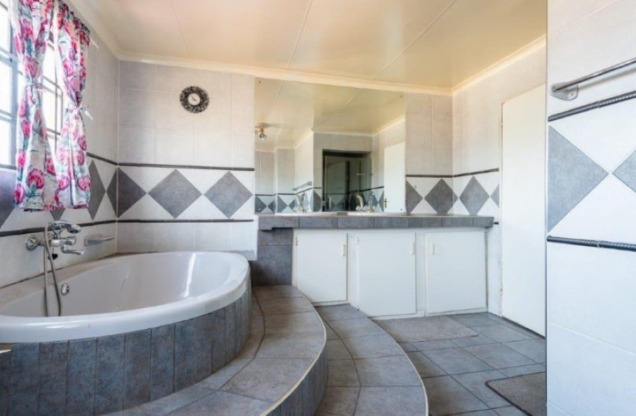 5 Bedroom Property for Sale in Winchester Hills Gauteng