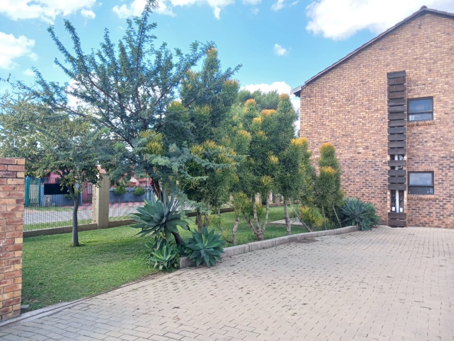 To Let 2 Bedroom Property for Rent in Karenpark Gauteng