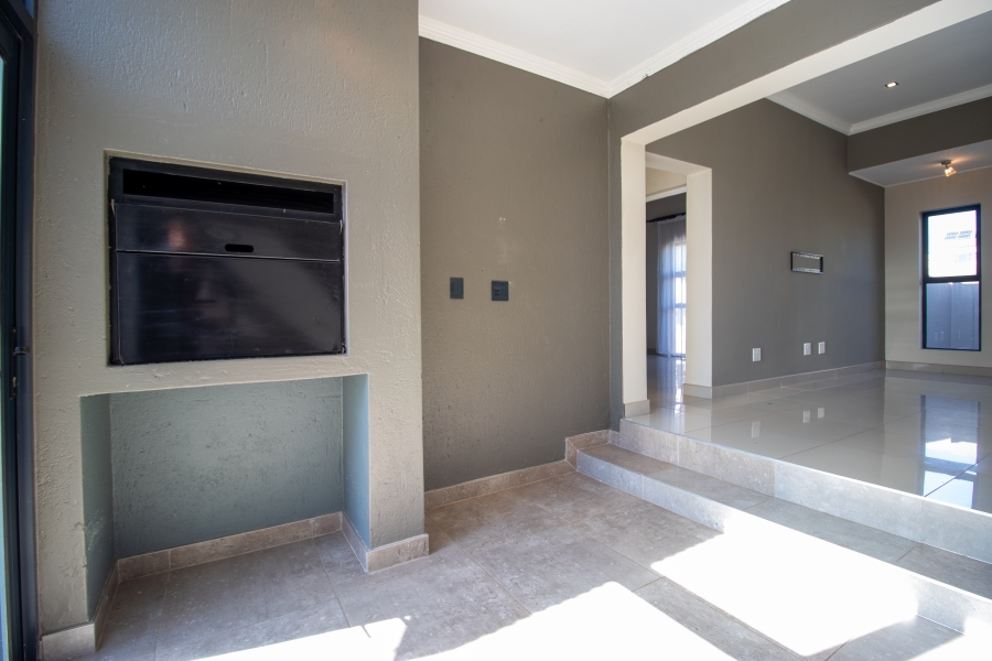 3 Bedroom Property for Sale in Louwlardia Gauteng