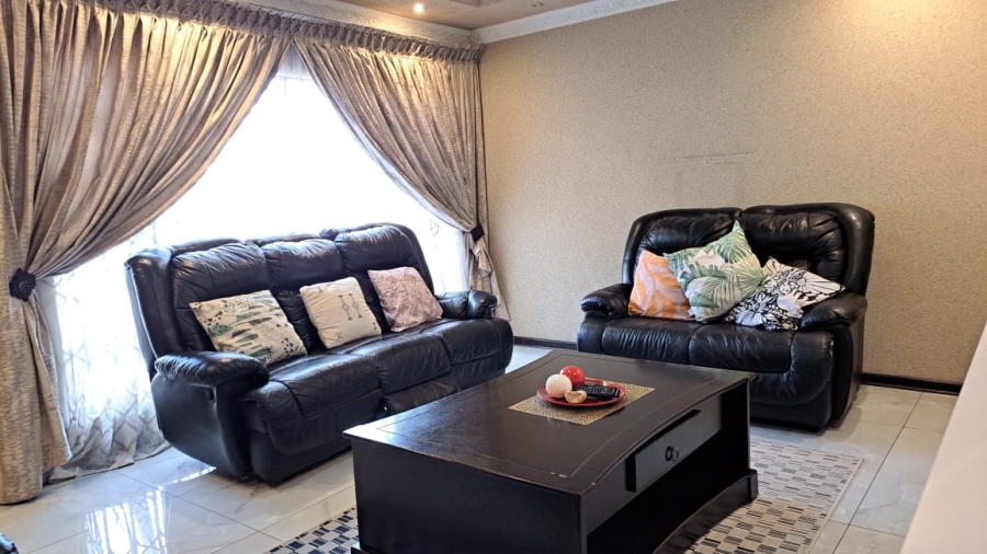 4 Bedroom Property for Sale in Flora Gardens Gauteng