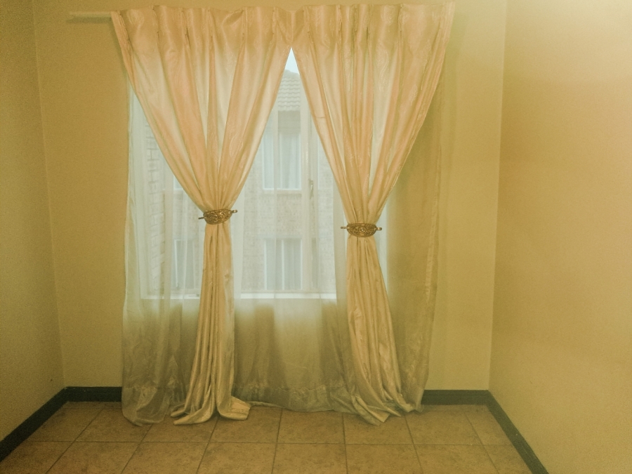 To Let 2 Bedroom Property for Rent in Sonneglans Gauteng