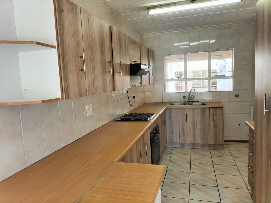 2 Bedroom Property for Sale in Florida Lake Gauteng