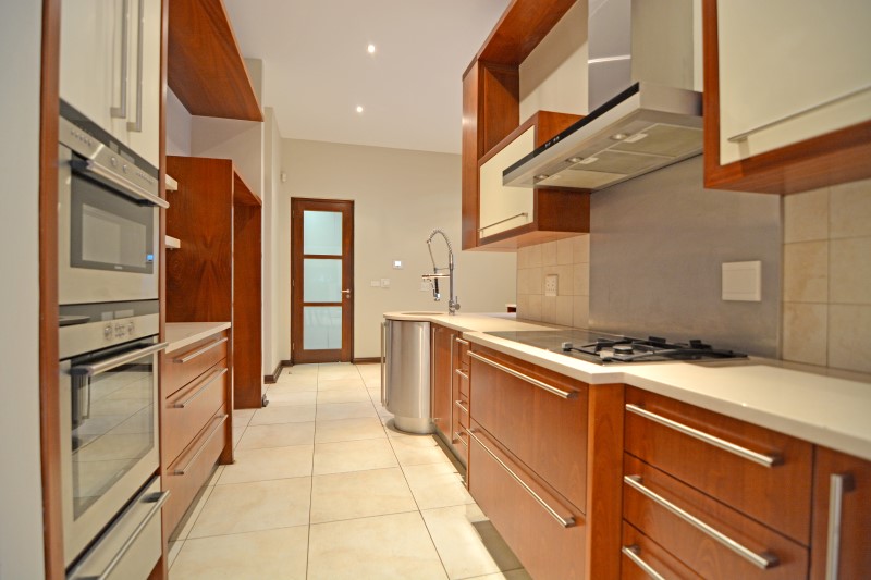 To Let 5 Bedroom Property for Rent in Benmore Gardens Gauteng