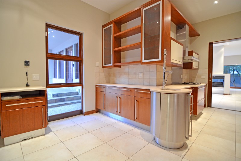 To Let 5 Bedroom Property for Rent in Benmore Gardens Gauteng