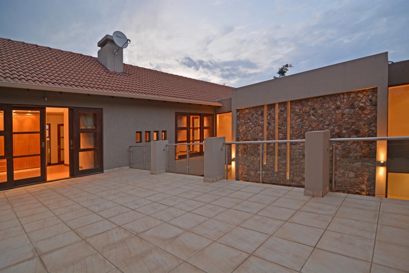 To Let 5 Bedroom Property for Rent in Benmore Gardens Gauteng