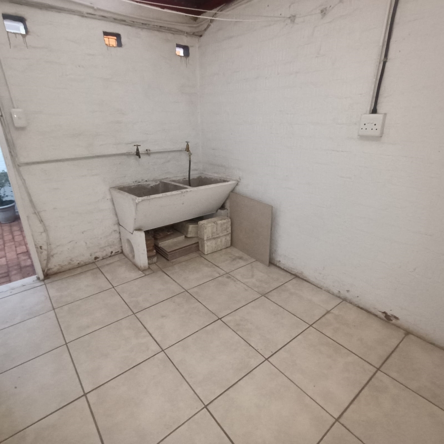 To Let 2 Bedroom Property for Rent in Linden Gauteng