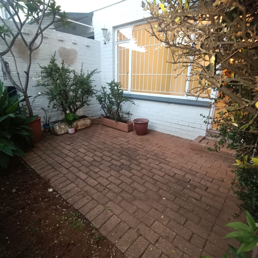 To Let 2 Bedroom Property for Rent in Linden Gauteng