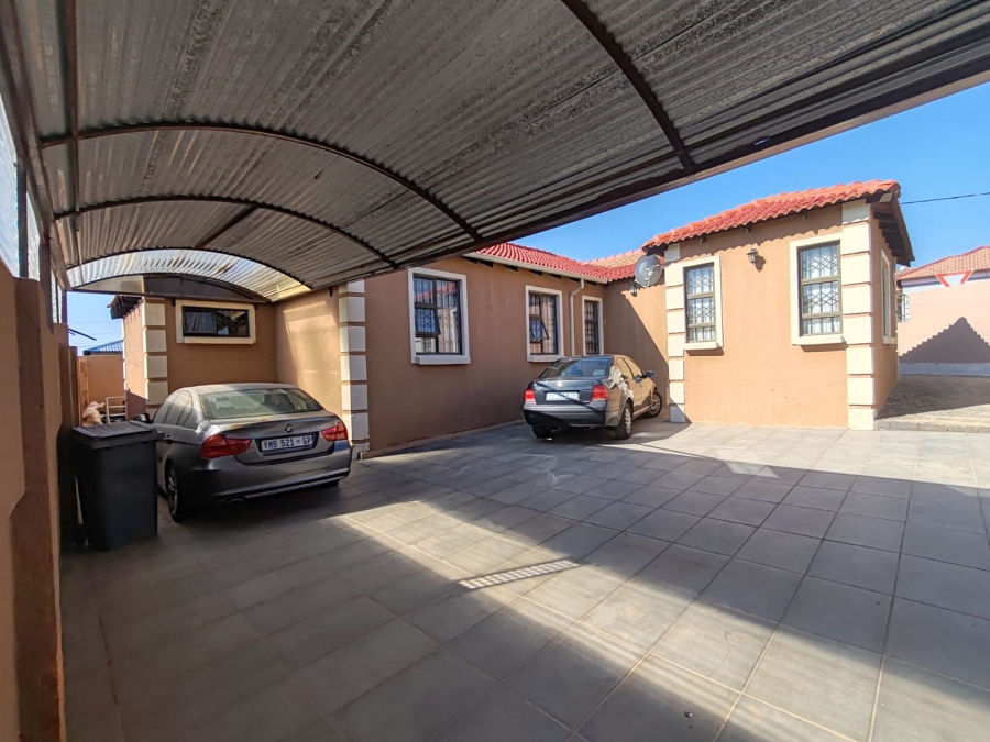 5 Bedroom Property for Sale in Cosmo City Gauteng