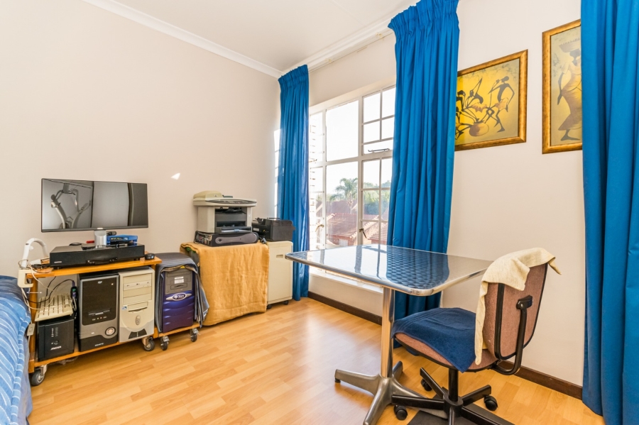 2 Bedroom Property for Sale in Die Hoewes Gauteng