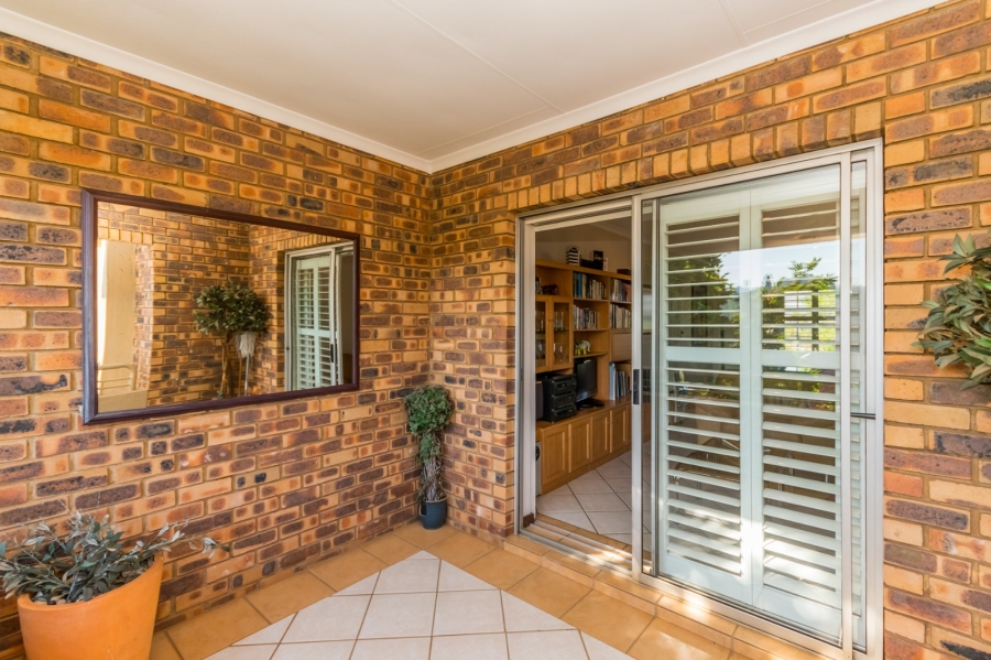 2 Bedroom Property for Sale in Die Hoewes Gauteng