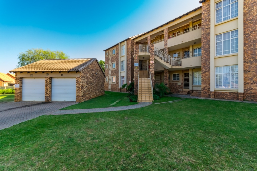 2 Bedroom Property for Sale in Die Hoewes Gauteng
