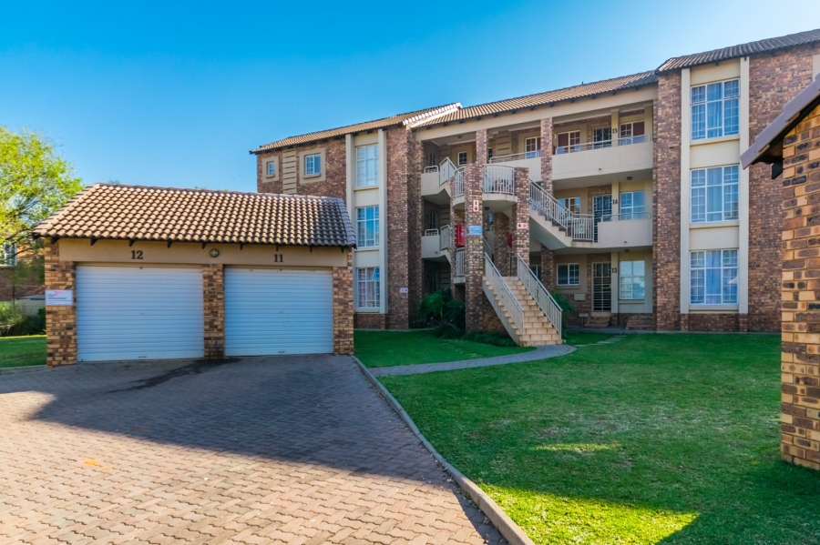 2 Bedroom Property for Sale in Die Hoewes Gauteng