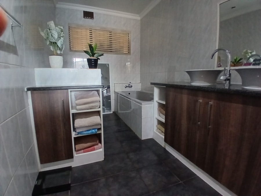 4 Bedroom Property for Sale in Lambton Gauteng
