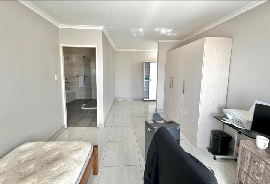 5 Bedroom Property for Sale in Robertsham Gauteng