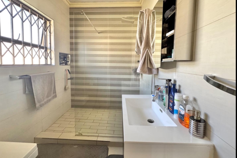5 Bedroom Property for Sale in Robertsham Gauteng