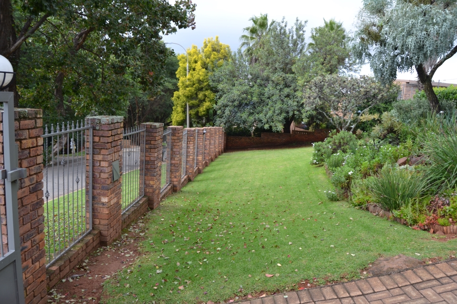 4 Bedroom Property for Sale in Helderkruin View Gauteng