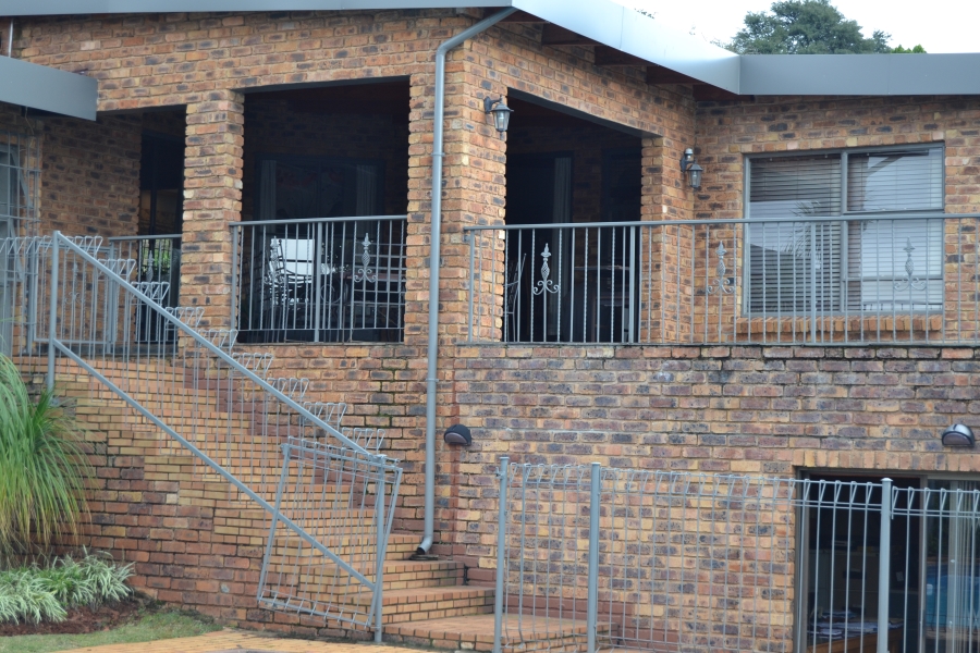4 Bedroom Property for Sale in Helderkruin View Gauteng