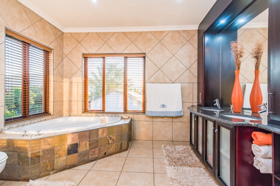4 Bedroom Property for Sale in Ruimsig Country Estate Gauteng
