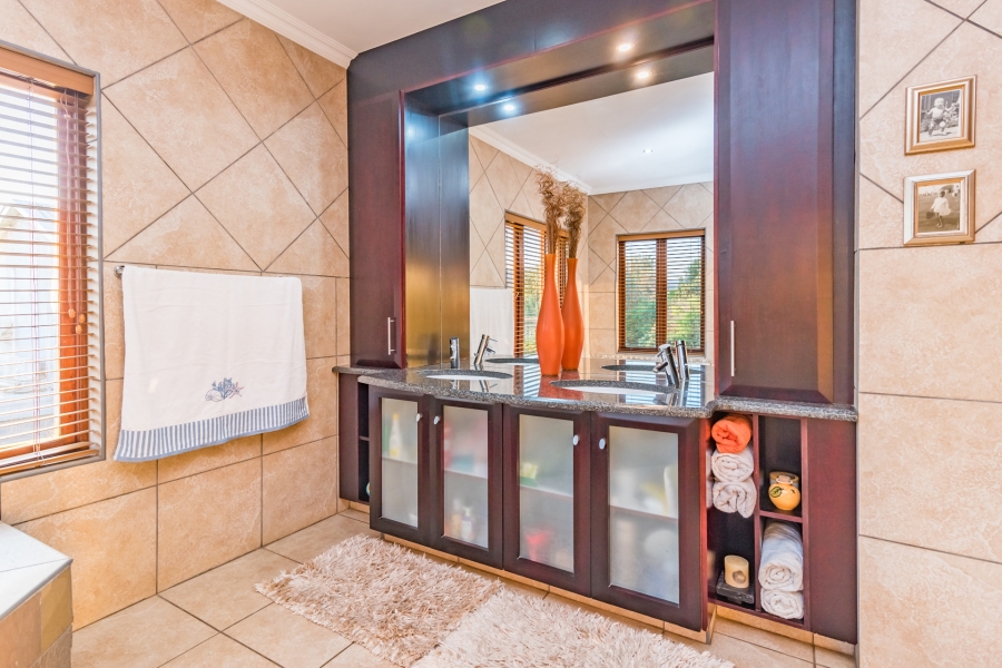 4 Bedroom Property for Sale in Ruimsig Country Estate Gauteng