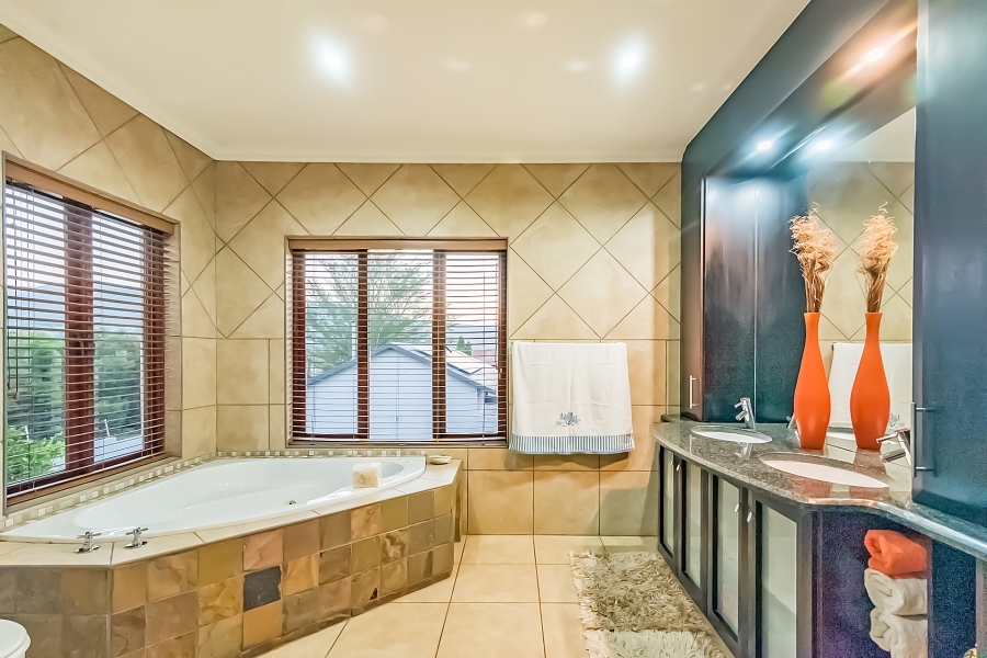 4 Bedroom Property for Sale in Ruimsig Country Estate Gauteng