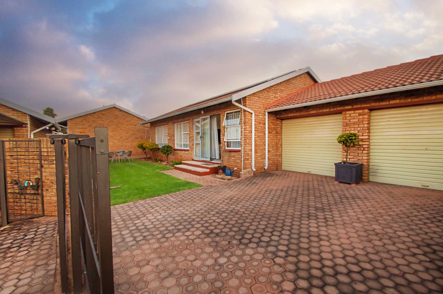 3 Bedroom Property for Sale in Noordheuwel Gauteng