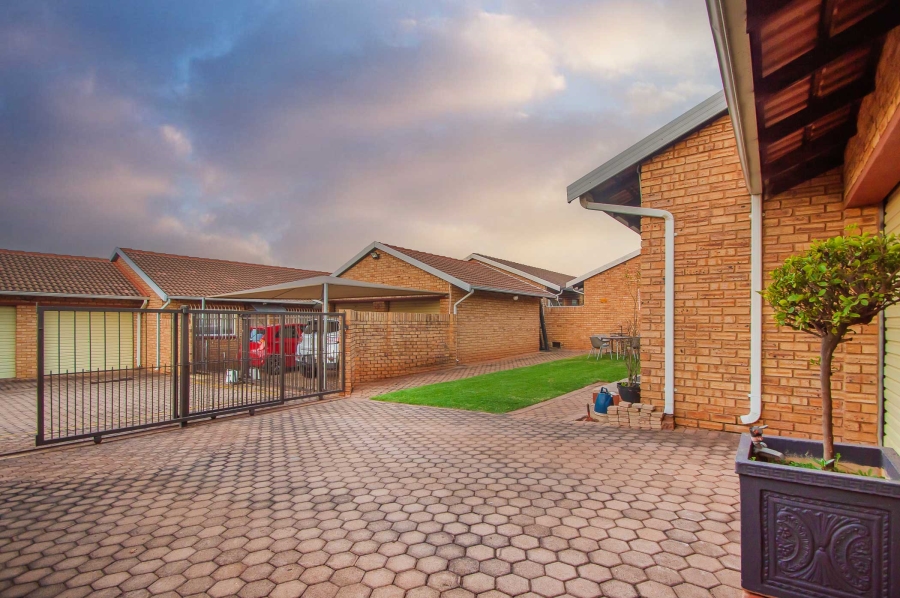 3 Bedroom Property for Sale in Noordheuwel Gauteng
