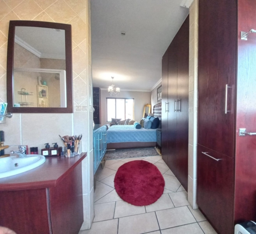 4 Bedroom Property for Sale in Sonneveld Gauteng