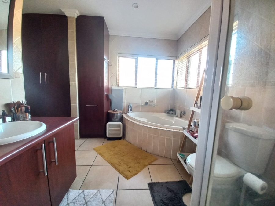4 Bedroom Property for Sale in Sonneveld Gauteng