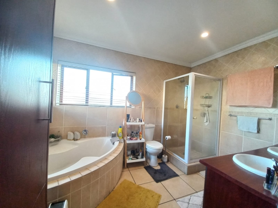 4 Bedroom Property for Sale in Sonneveld Gauteng