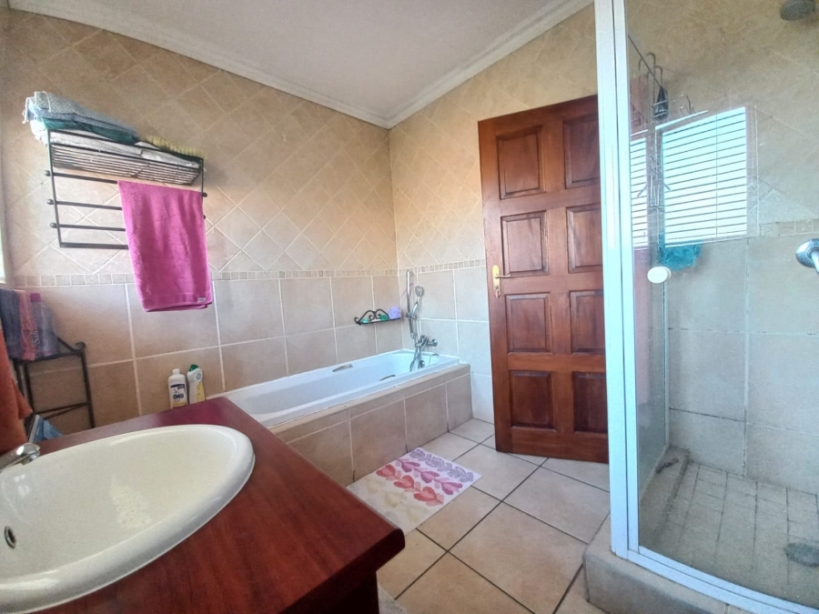 4 Bedroom Property for Sale in Sonneveld Gauteng