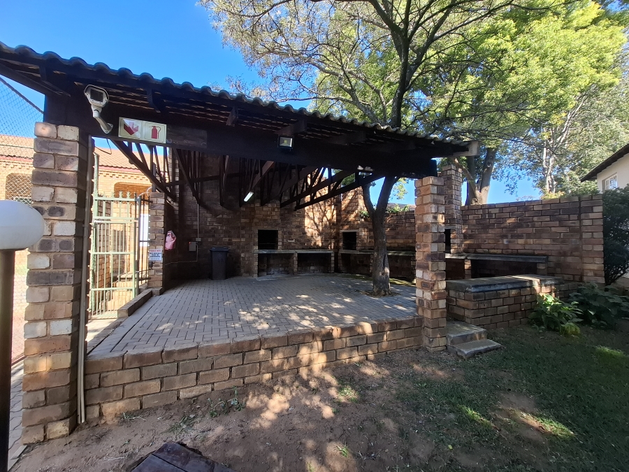 2 Bedroom Property for Sale in Wapadrand Gauteng