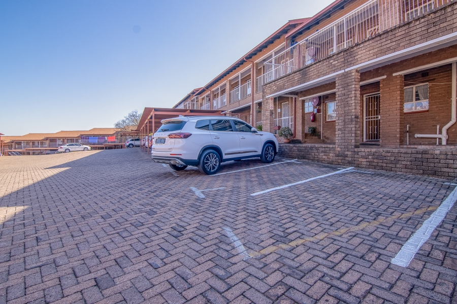 2 Bedroom Property for Sale in Noordheuwel Gauteng