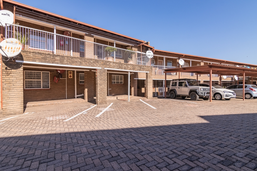 2 Bedroom Property for Sale in Noordheuwel Gauteng