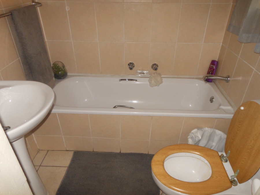 2 Bedroom Property for Sale in Rooihuiskraal North Gauteng