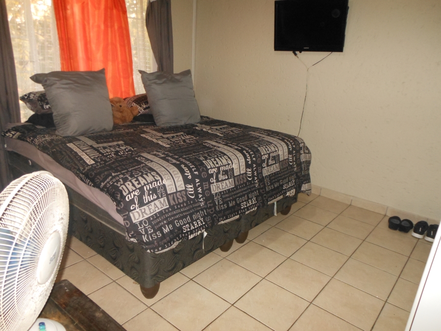 2 Bedroom Property for Sale in Rooihuiskraal North Gauteng
