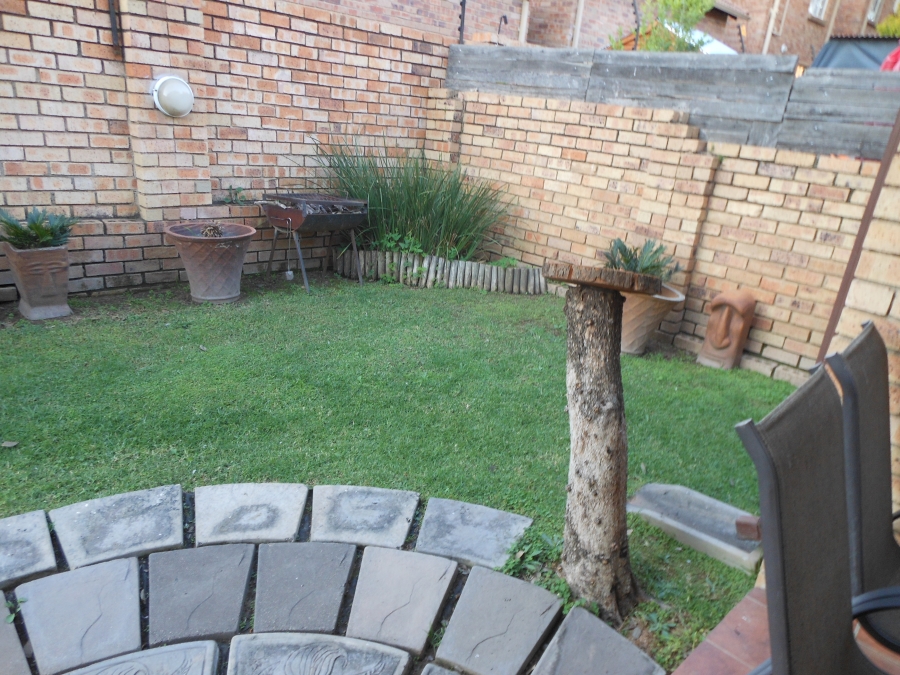 2 Bedroom Property for Sale in Rooihuiskraal North Gauteng