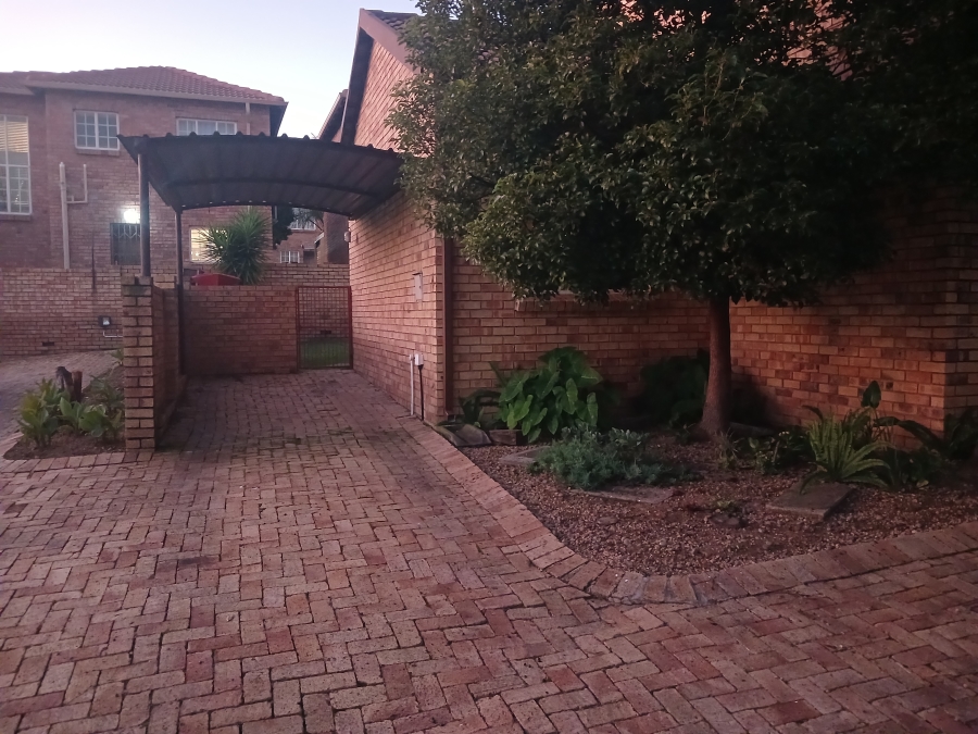 2 Bedroom Property for Sale in Rooihuiskraal North Gauteng