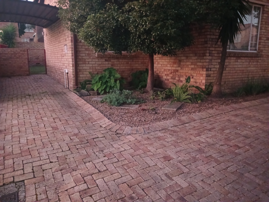 2 Bedroom Property for Sale in Rooihuiskraal North Gauteng
