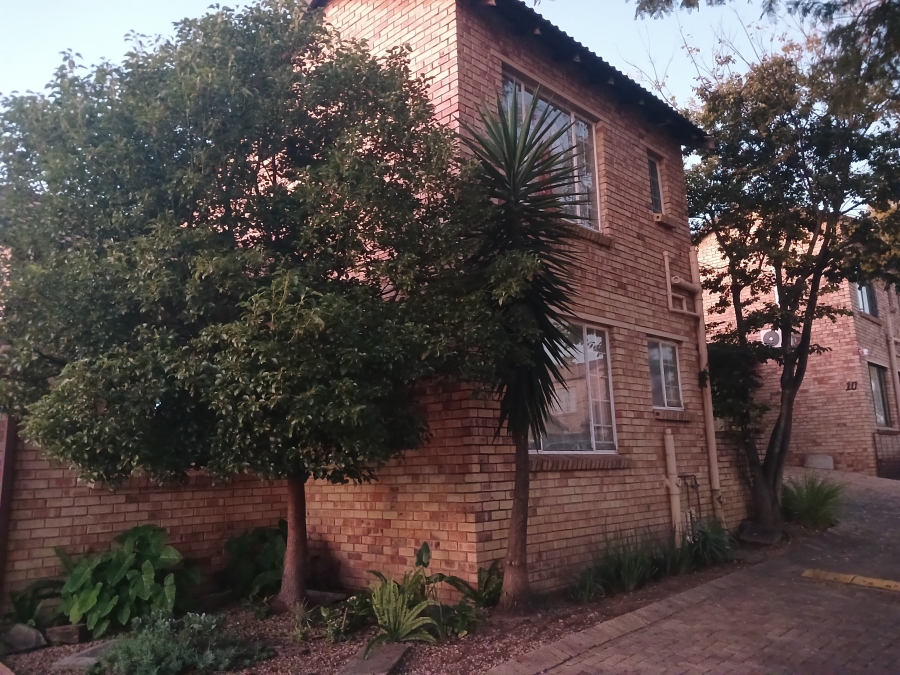 2 Bedroom Property for Sale in Rooihuiskraal North Gauteng