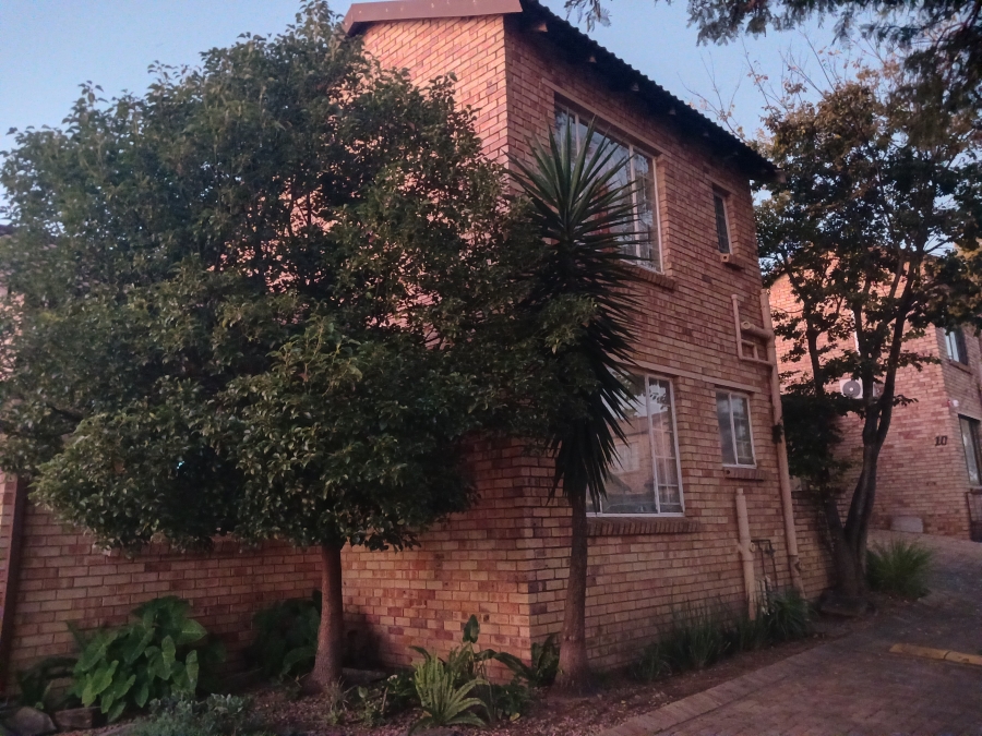 2 Bedroom Property for Sale in Rooihuiskraal North Gauteng
