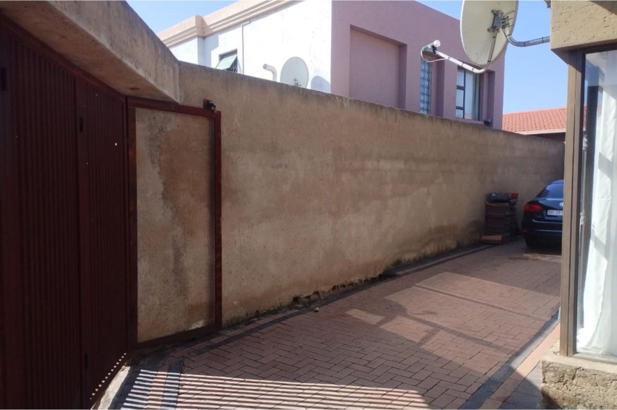 To Let 2 Bedroom Property for Rent in Moletsane Gauteng
