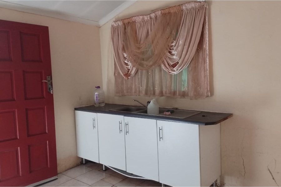 To Let 2 Bedroom Property for Rent in Moletsane Gauteng