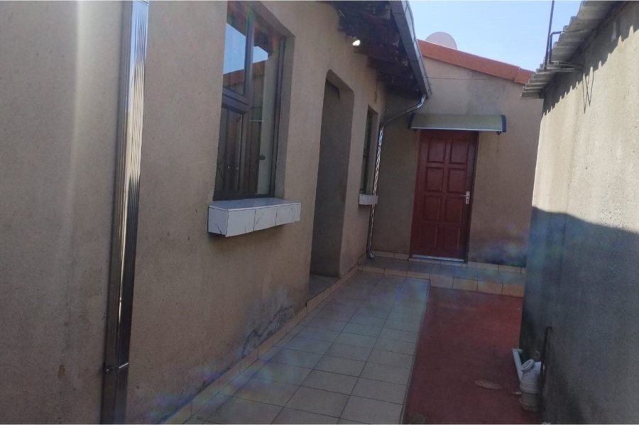 To Let 2 Bedroom Property for Rent in Moletsane Gauteng