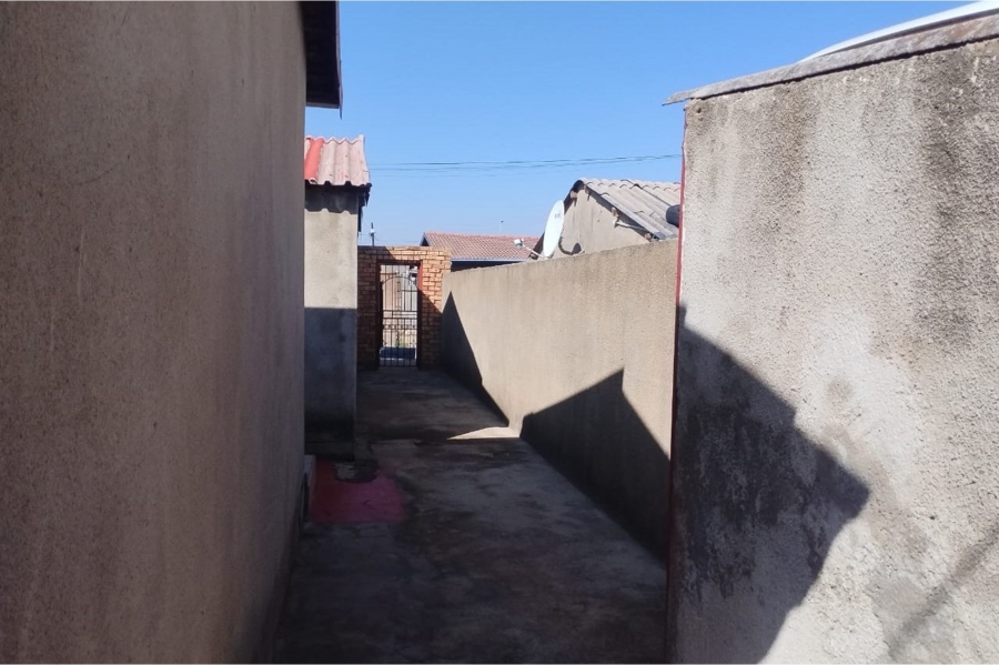 To Let 2 Bedroom Property for Rent in Moletsane Gauteng