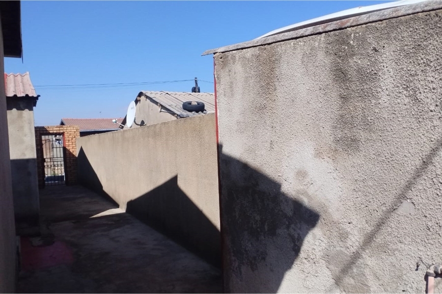 To Let 2 Bedroom Property for Rent in Moletsane Gauteng