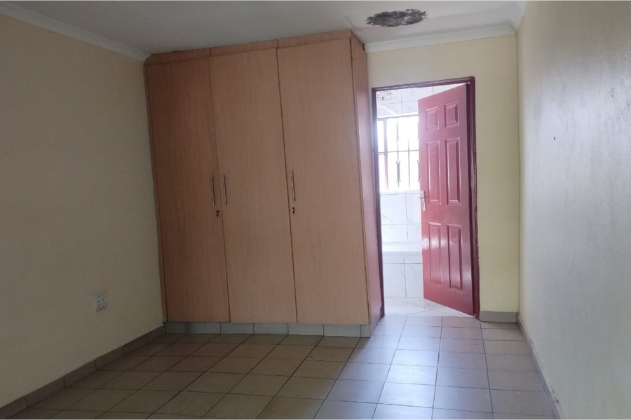 To Let 2 Bedroom Property for Rent in Moletsane Gauteng