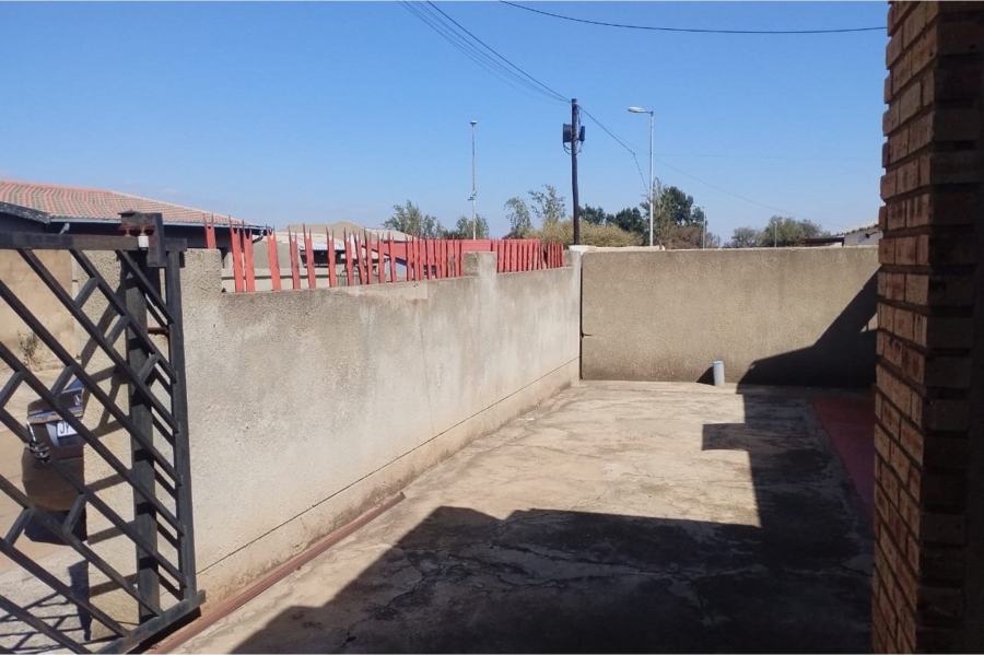To Let 2 Bedroom Property for Rent in Moletsane Gauteng