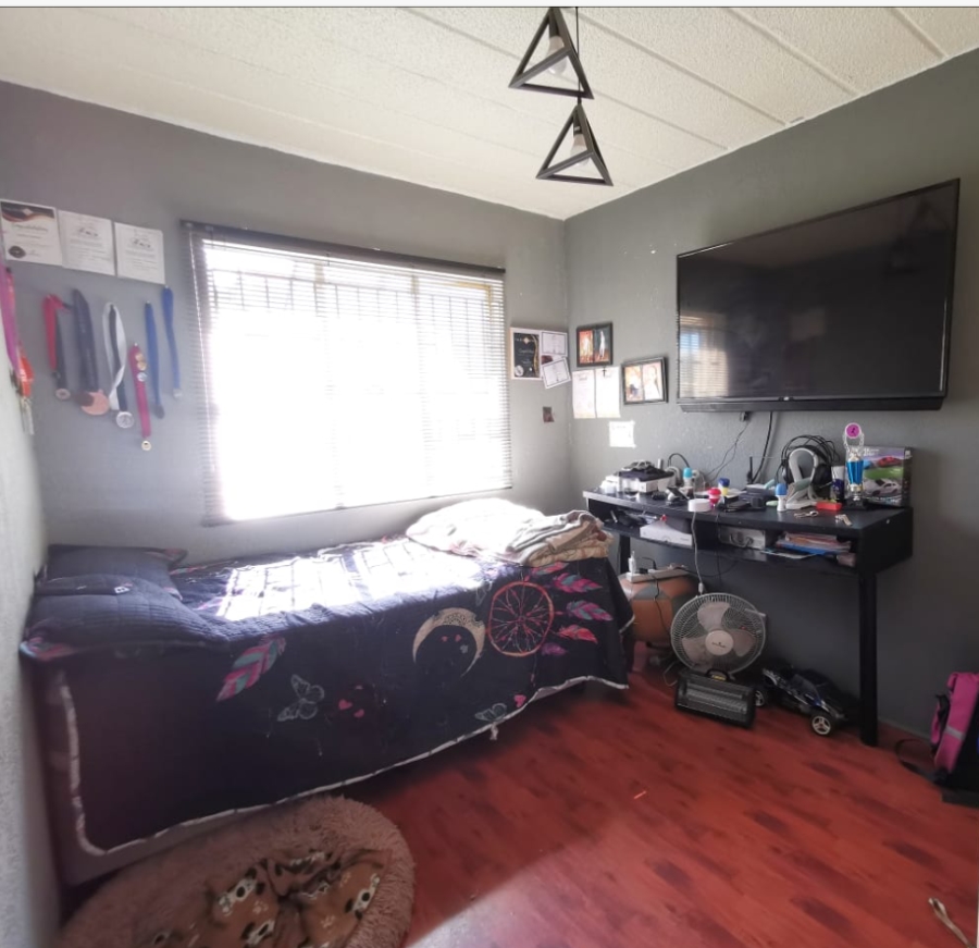 3 Bedroom Property for Sale in Linmeyer Gauteng