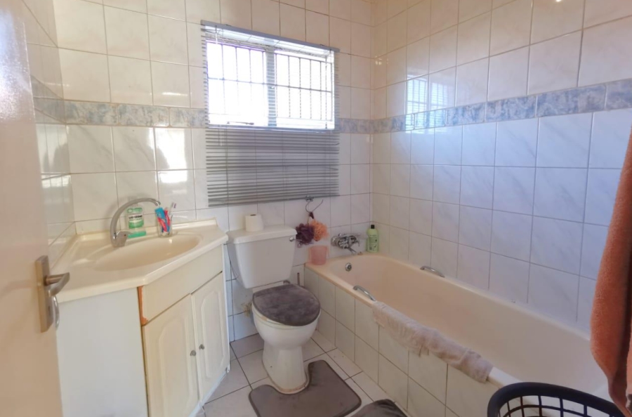 3 Bedroom Property for Sale in Linmeyer Gauteng